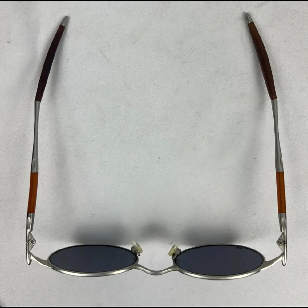 OAKLEY OO Michael Jordan E-Wire Blue Iridium/Matte Silver Gen 1 Round Sunglasses - Picture 3 of 10
